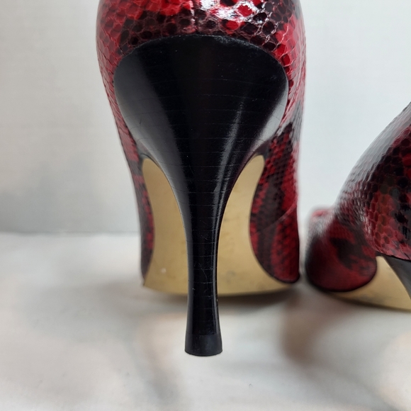 Tahari riddle snake print peep toe red and black pumps in size 6.5 - Picture 9 of 15
